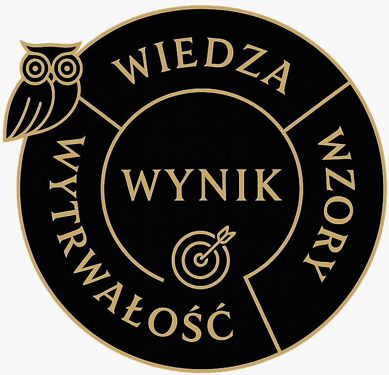 Logo z napisami: Wiedza, Wynik, Wzory, Wytrzymałość i symbolem sowy oraz tarczy strzeleckiej.